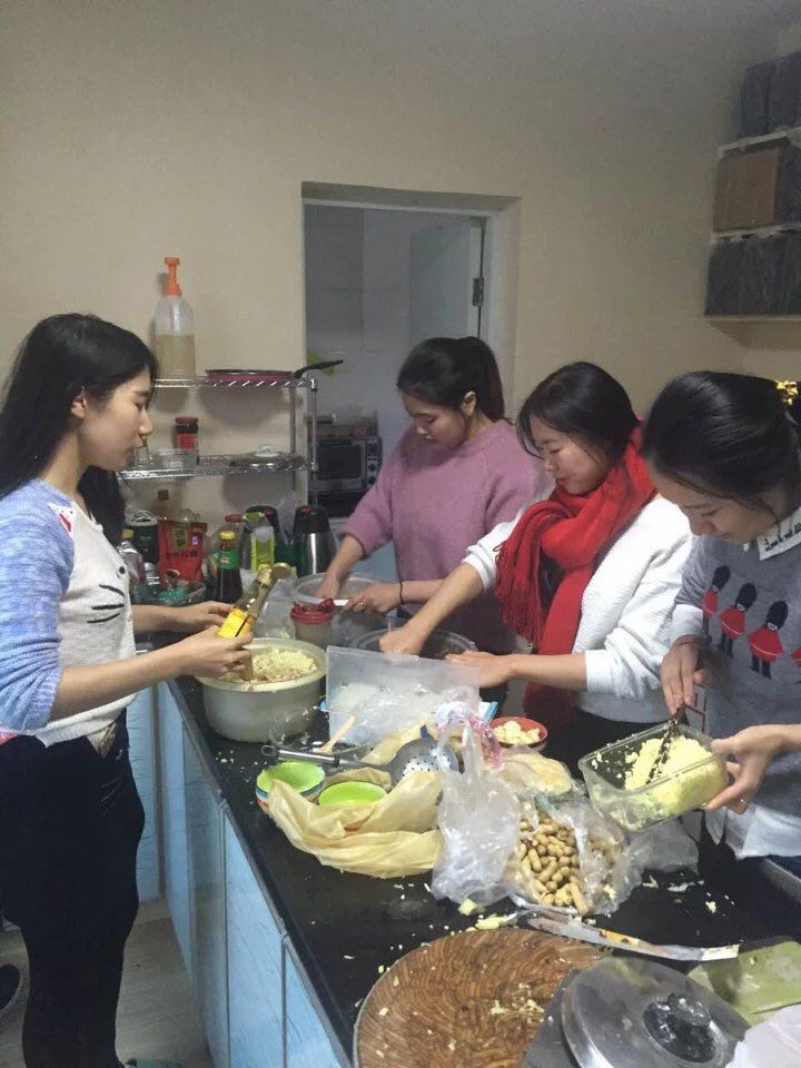 1523942194724267.jpg 2015级会计专硕冬至节班级包饺子.jpg